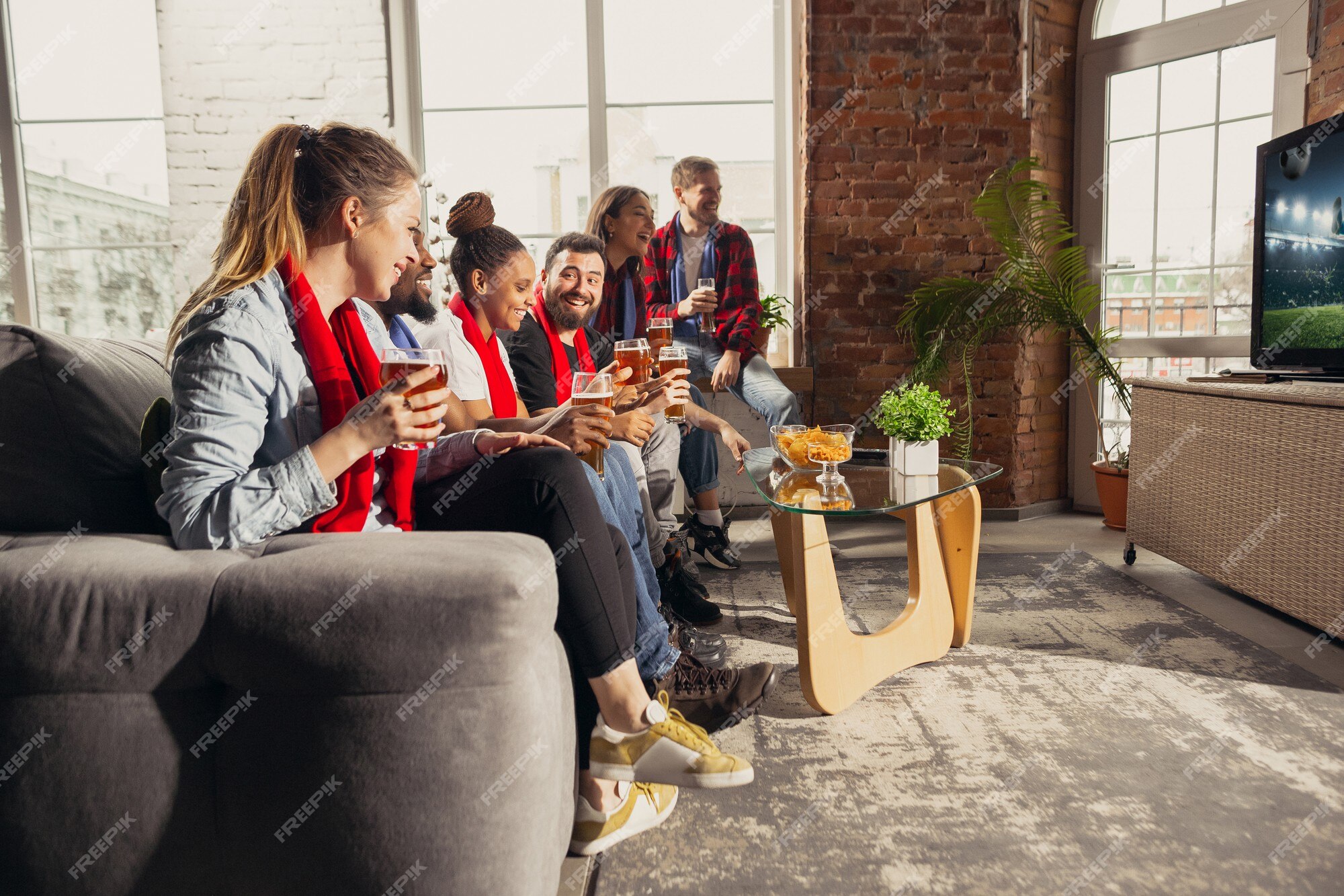 Grupo De Pessoas Assistindo Jogo De Futebol · Foto profissional