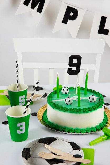 Foto grátis aniversário de futebol com bolo saboroso