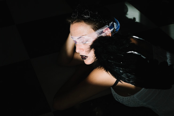 Foto grátis anjo escuro em meio sombras