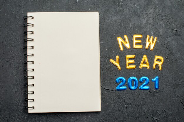 Ano novo 2021 e caderno em branco