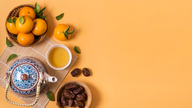 Foto grátis ano novo chinês com bule de chá e tangerinas