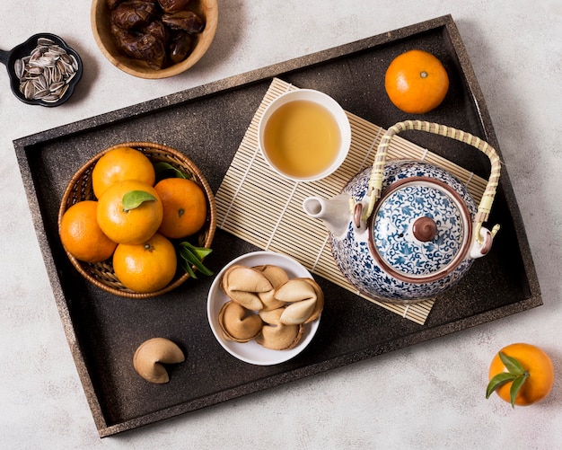 Ano novo chinês com bule de chá e tangerinas