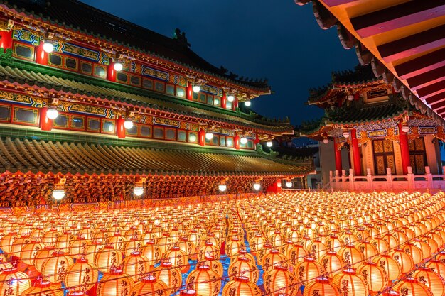 Ano novo chinês, exibição de lanternas chinesas tradicionais no templo iluminado para o festival do ano novo chinês.