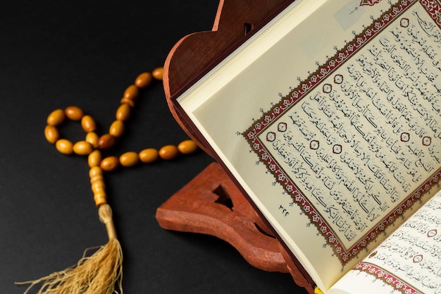 Ano novo islâmico de close-up com livro de Alcorão