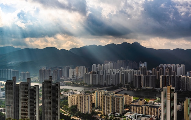 Antena bonita da área de prédios de apartamentos em uma cidade urbana com nuvens e luz solar incríveis