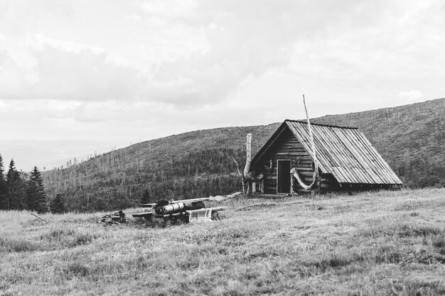 Antiga cabana nas montanhas, polônia