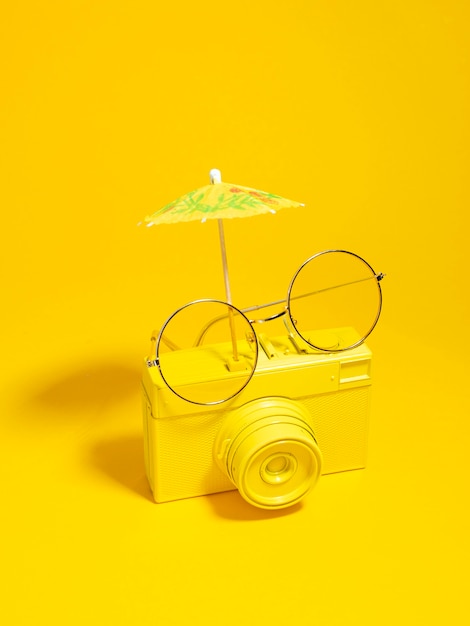 Antiga câmera amarela com óculos