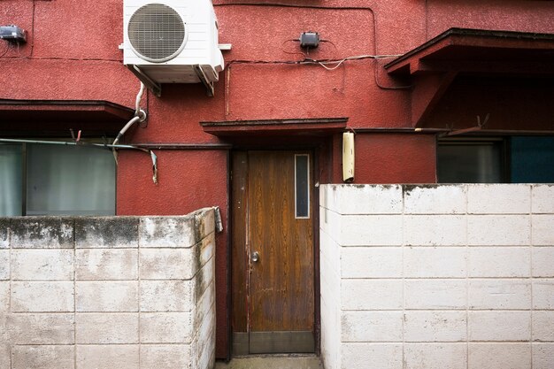 Antiga casa abandonada com porta de madeira