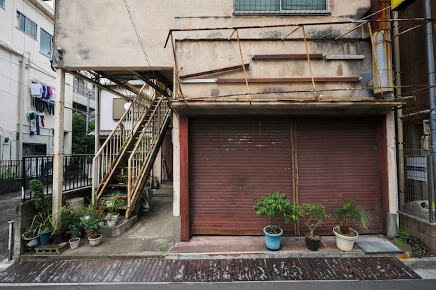 Antiga casa abandonada com porta enferrujada