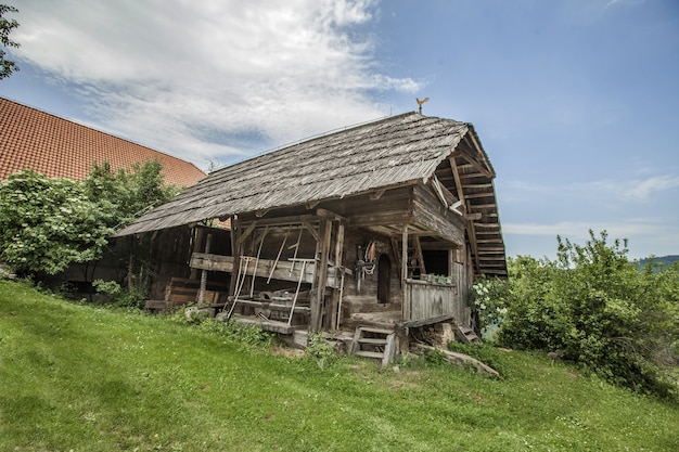 Antiga casa de museu de madeira em Jamnica, Eslovênia durante o dia