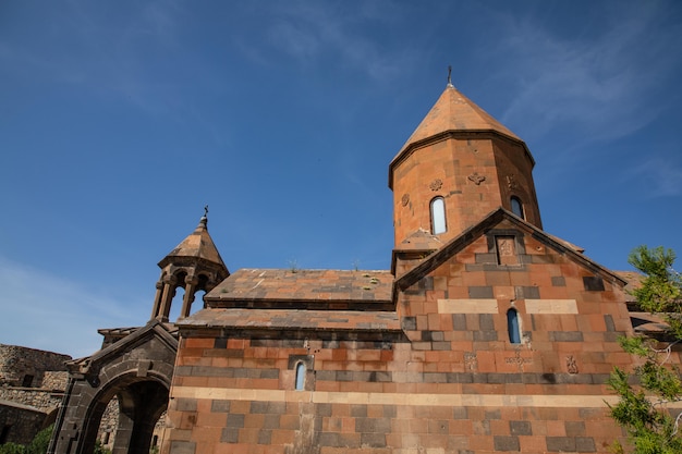 Antiga igreja cristã armênia feita de pedra em uma vila armênia