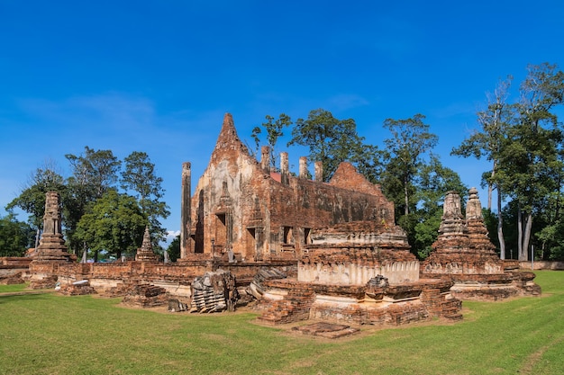 Antiga ruína do templo budista e da capela de ordenanças feitas de tijolo Wat Pho Prathap Chang construiu Phra Chao Suea Tiger King ou Suriyenthrathibodi desde o período de Ayutthaya em Phichit Tailândia