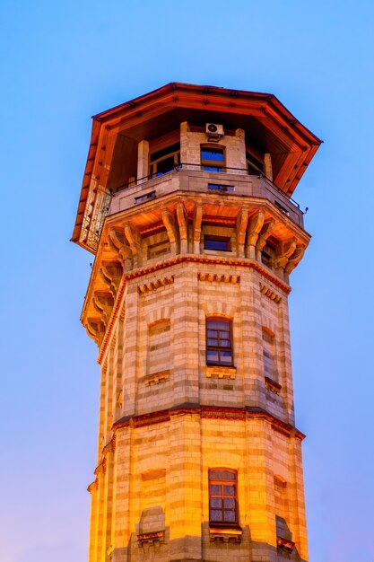 Antiga torre de água em Chisinau ao entardecer. iluminação