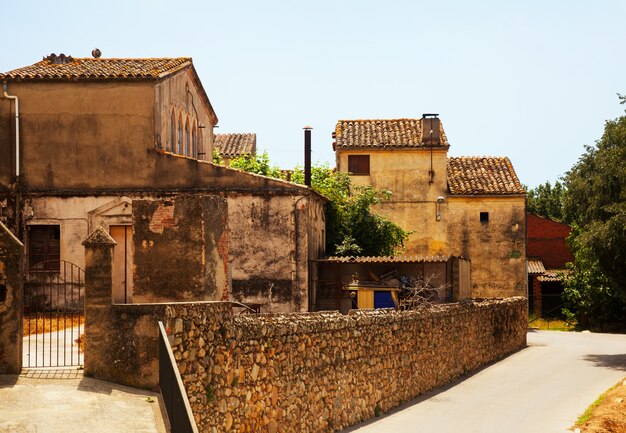 Antigas casas pitorescas na vila catalã