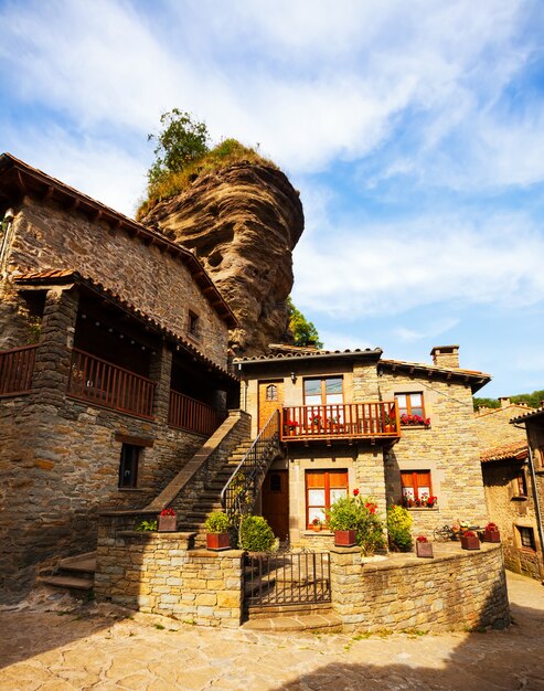 Antigas casas pitorescas na vila medieval catalã