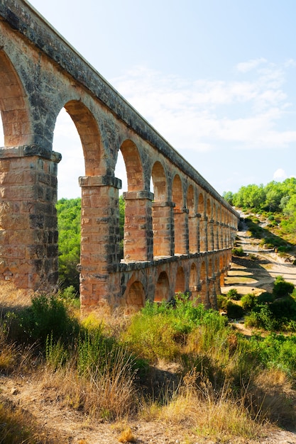 Foto grátis antigo aqueduto no dia ensolarado