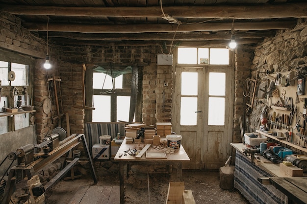 Foto grátis antigo ateliê e ferramentas de carpinteiro