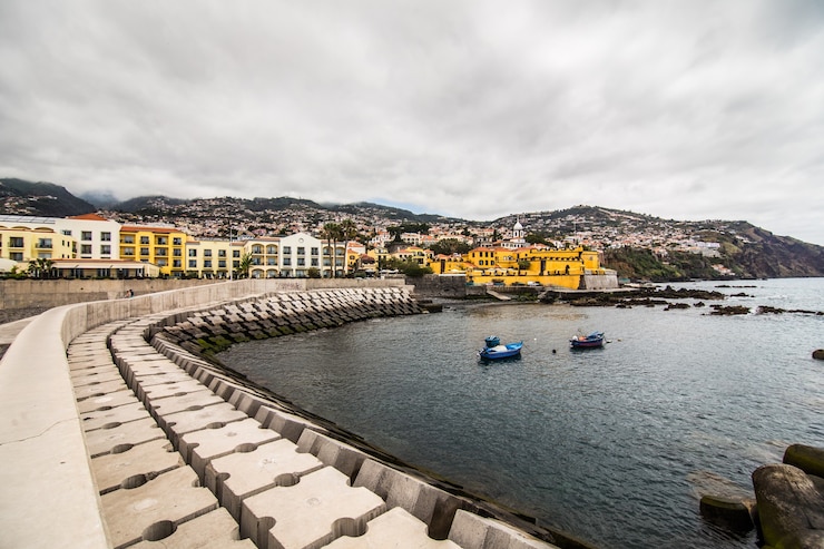 Foto grátis antigo castelo no funchal, capital da madeira, portugal em um dia ensolarado de verão. conceito de viagens