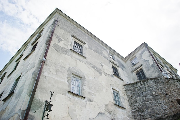 Antigo edifício cinza em ruínas