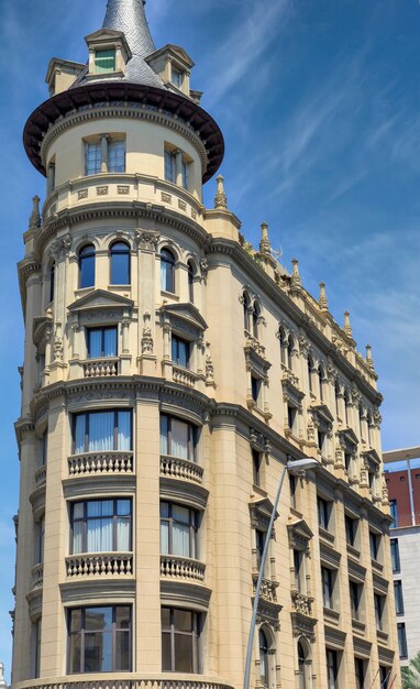 Antigo edifício residencial em dia de sol em Barcelona, Espanha