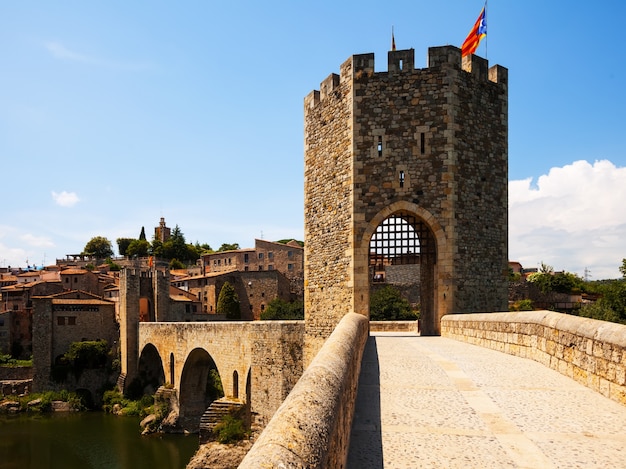 Antigo portão na cidade medieval. Besalu