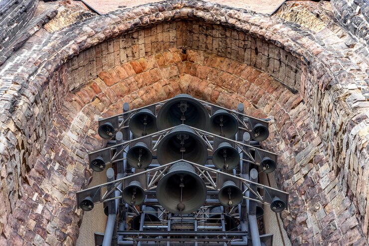 Foto grátis antique bells in archway stonework and metal historic design