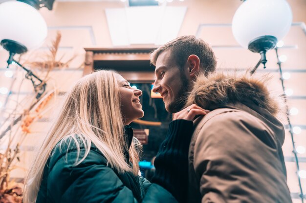 Ao ar livre, fechar o retrato do jovem casal lindo posando na rua