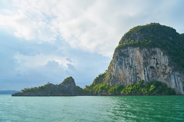 Ao ar livre há destinos de viagem do sol as pessoas de água