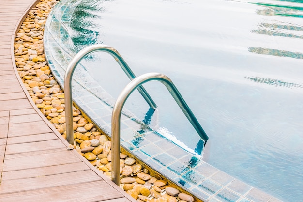 Foto grátis ao lado da piscina