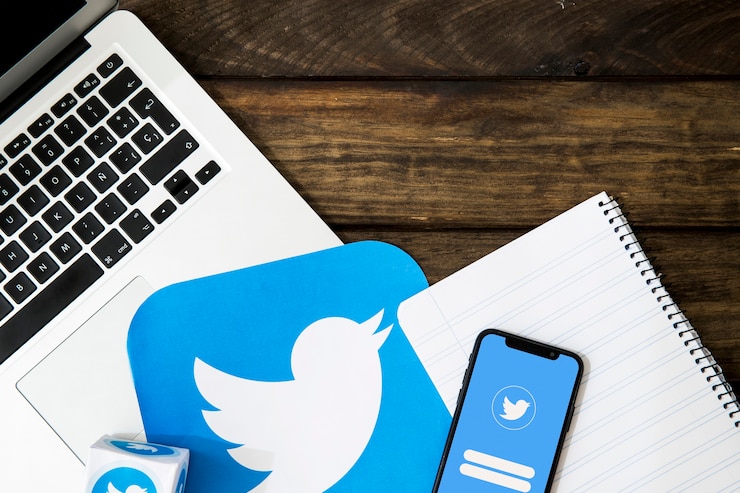 Foto grátis aparelhos eletrônicos com o bloco de notas e o ícone do twitter
