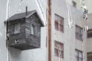 Foto grátis apartamento branco pela janela com gotas de chuva