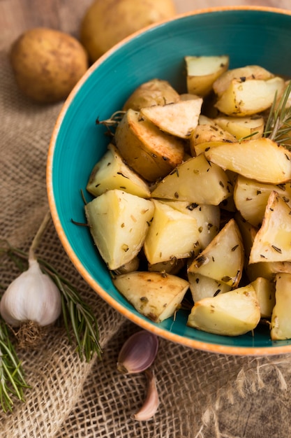 Foto grátis apartamento colocar batatas saborosas na tigela