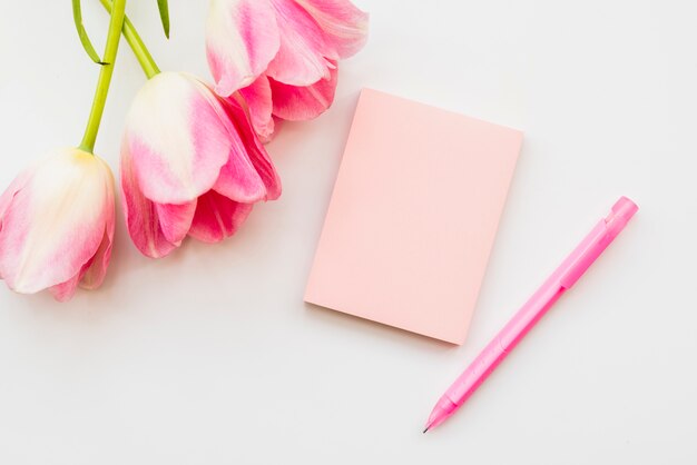 Apartamento leigos com buquê de flores e caderno com caneta