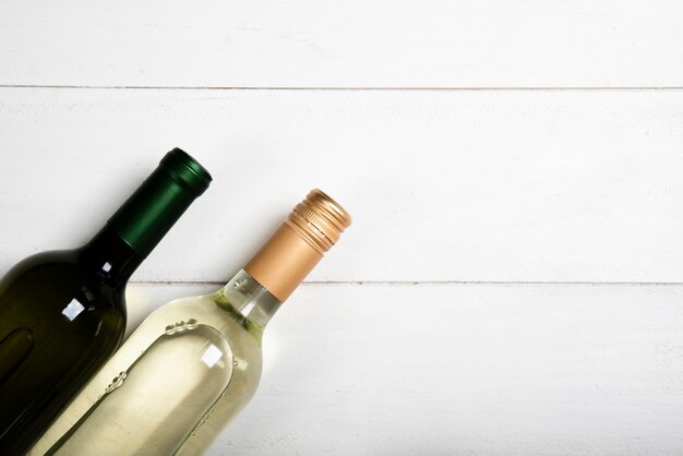 Apartamento leigos de duas garrafas de vinho branco