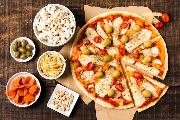 Foto grátis apartamento leigos de pizza na mesa de madeira