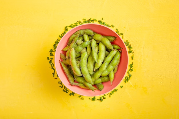 Foto grátis apartamento leigos edamame feijão na tigela com cebolinha cortada fresca