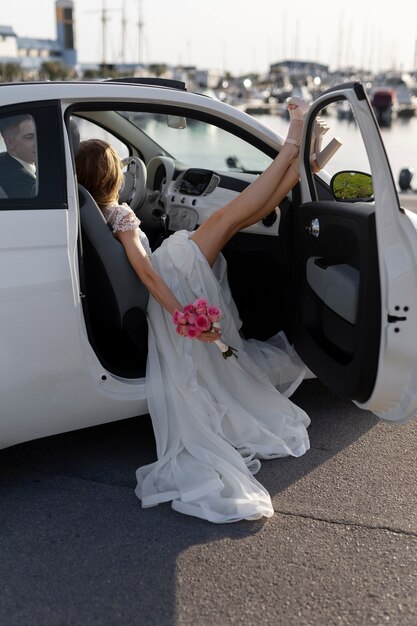 Apenas casal dentro de um pequeno carro