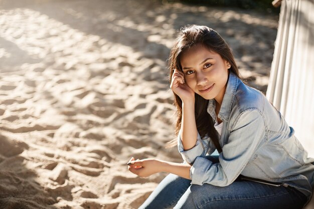 Apenas uma noite de verão aconchegante na praia Atraente jovem sorridente wo