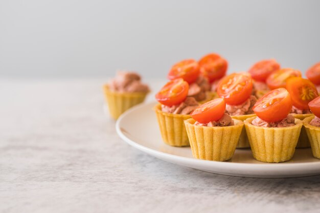 Foto grátis aperitivo de cópia-espaço com tomates