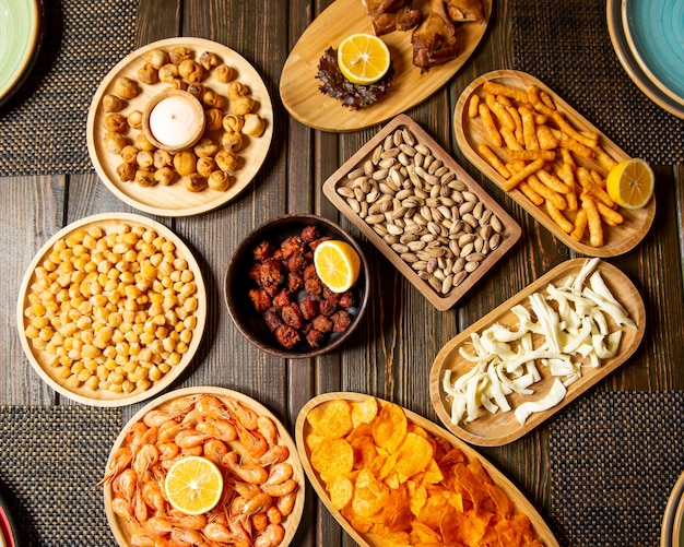 Aperitivos de cerveja pratos de camarão dushbara frito grão de bico cozido pistache chips de queijo