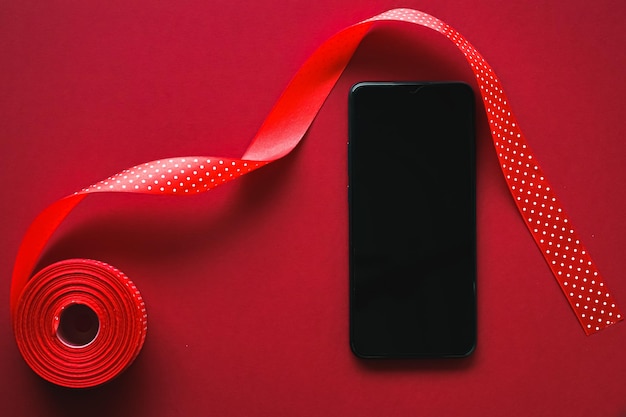 Aplicativo de telefone de natal e conceito de mensagem de férias smartphone com tela preta em branco e decoração de natal ... Foto Premium
