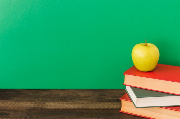 Apple deitado em livros didáticos