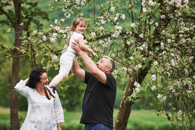 Aprendendo a voar. Casal alegre, aproveitando o bom fim de semana ao ar livre com a neta. Bom clima de primavera