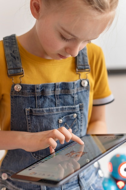 Aprendizagem menina aprendendo com tablet