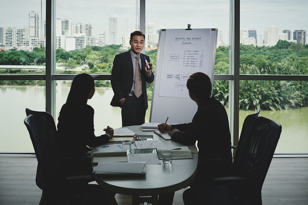 Foto grátis apresentação do projeto de arranque aos investidores