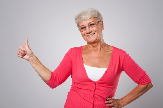 Foto grátis aprovação entusiástica de uma mulher sênior