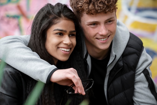 Aproximar adolescentes sorridentes ao ar livre