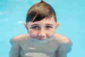Foto grátis aproximar criança na piscina