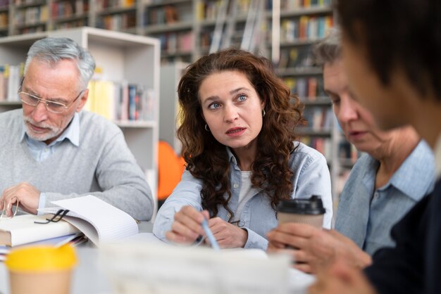 Aproxime as pessoas estudando