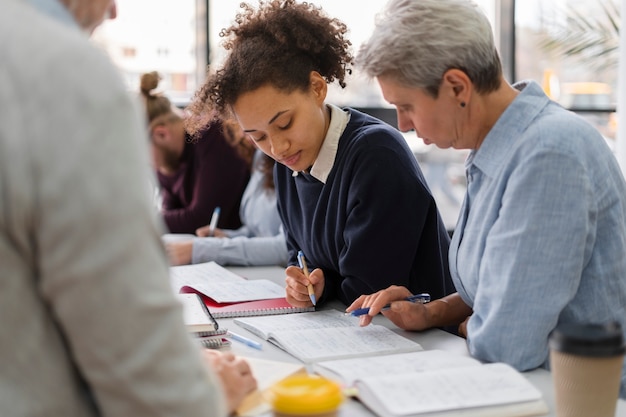 Aproxime diferentes pessoas estudando juntas